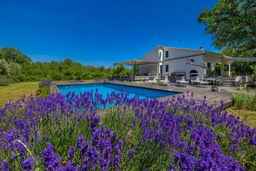 4-Bedroom House in Garica with Private Pool