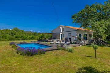 4-Bedroom House in Garica with Private Pool