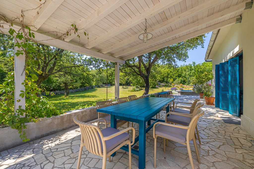 4-Bedroom House in Garica with Private Pool