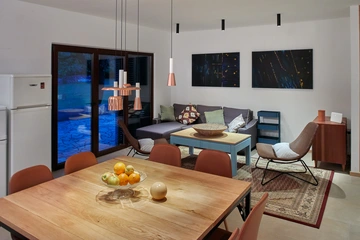 4-Bedroom House in Garica with Private Pool