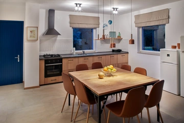 4-Bedroom House in Garica with Private Pool