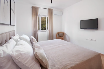 4-Bedroom House in Garica with Private Pool