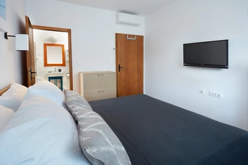 4-Bedroom House in Garica with Private Pool