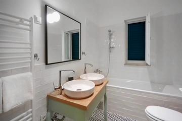 4-Bedroom House in Garica with Private Pool