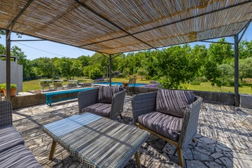 4-Bedroom House in Garica with Private Pool