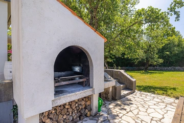 4-Bedroom House in Garica with Private Pool