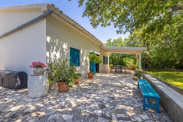 4-Bedroom House in Garica with Private Pool