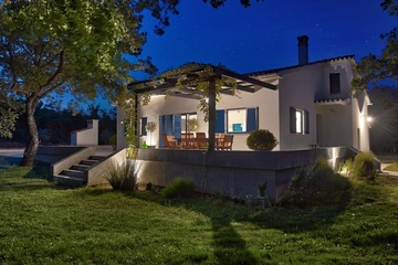 4-Bedroom House in Garica with Private Pool