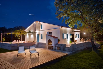 4-Bedroom House in Garica with Private Pool
