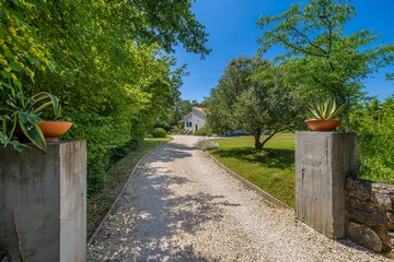 4-Bedroom House in Garica with Private Pool