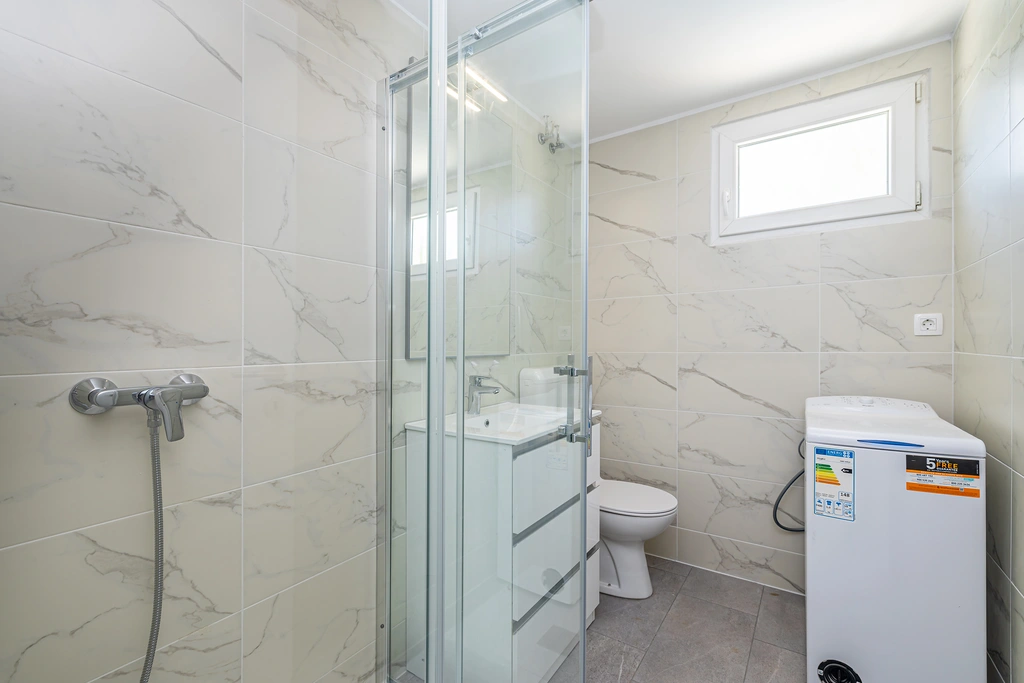 House with Private Pool in Pinezići for 6