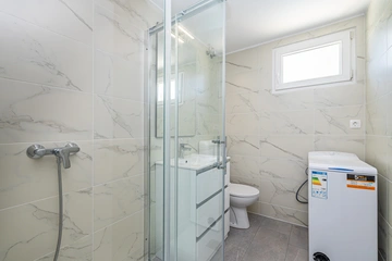 House with Private Pool in Pinezići for 6