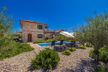 Linardići House with Private Pool for 6 Guests