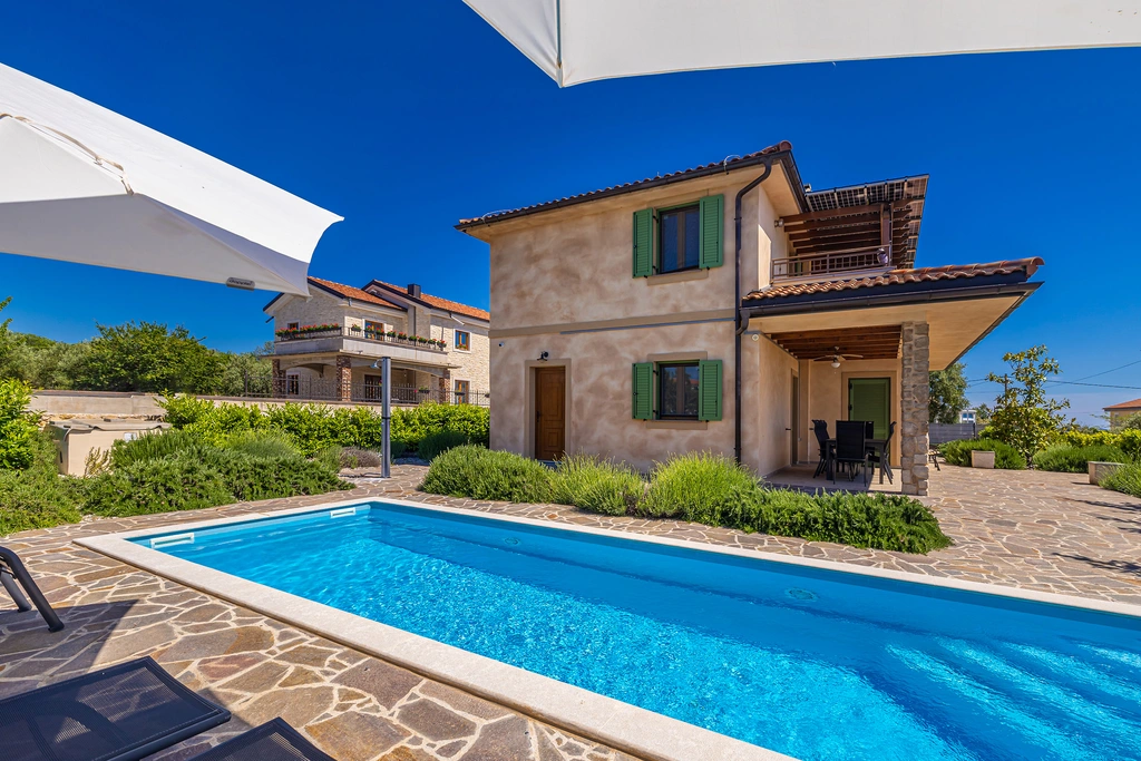 Linardići House with Private Pool for 6 Guests