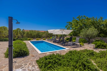 Linardići House with Private Pool for 6 Guests