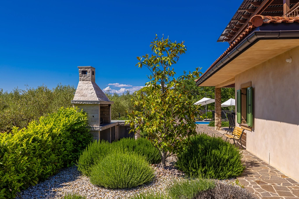 Linardići House with Private Pool for 6 Guests