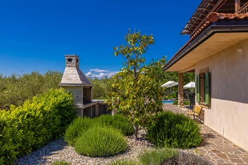 Linardići House with Private Pool for 6 Guests
