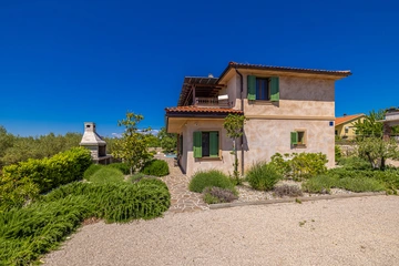 Linardići House with Private Pool for 6 Guests
