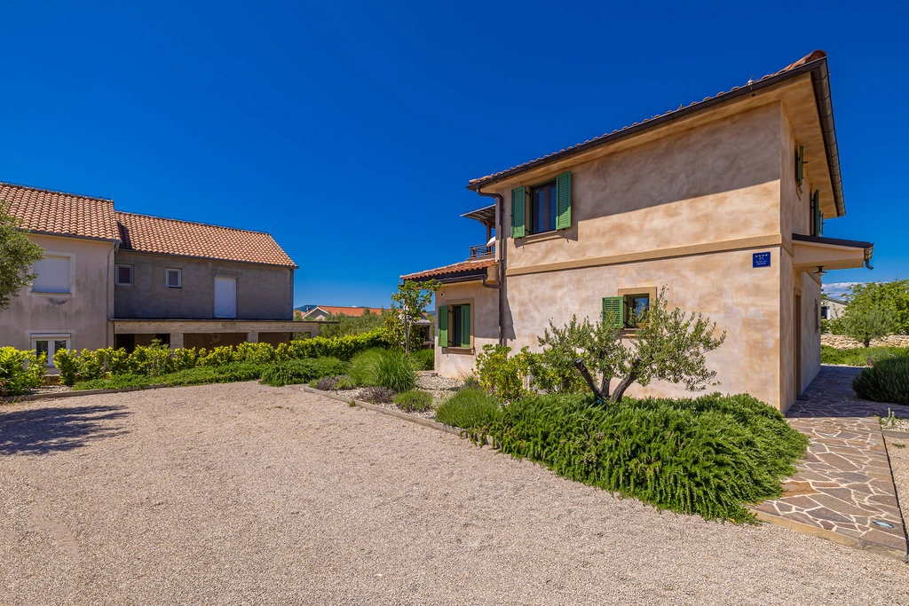Linardići House with Private Pool for 6 Guests