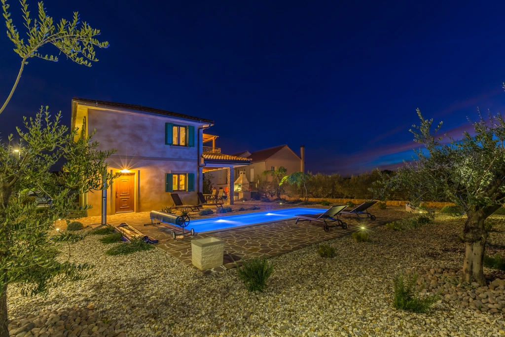 Linardići House with Private Pool for 6 Guests