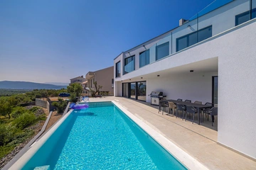 4-Bedroom Villa with Heated Pool in Salatić