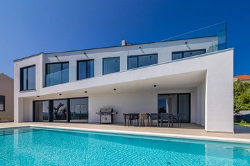 4-Bedroom Villa with Heated Pool in Salatić