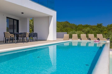 4-Bedroom Villa with Heated Pool in Salatić