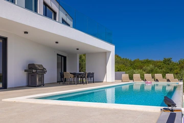 4-Bedroom Villa with Heated Pool in Salatić