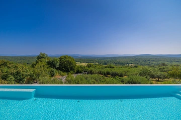 4-Bedroom Villa with Heated Pool in Salatić