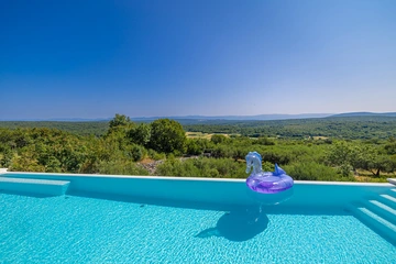 4-Bedroom Villa with Heated Pool in Salatić