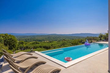 4-Bedroom Villa with Heated Pool in Salatić