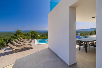 4-Bedroom Villa with Heated Pool in Salatić