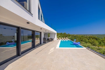 4-Bedroom Villa with Heated Pool in Salatić