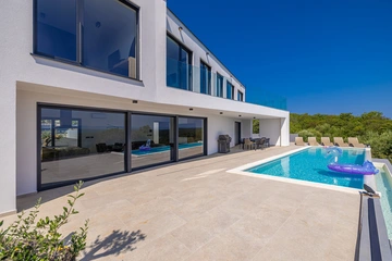 4-Bedroom Villa with Heated Pool in Salatić