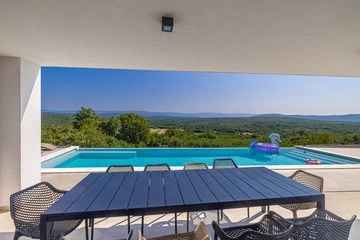 4-Bedroom Villa with Heated Pool in Salatić