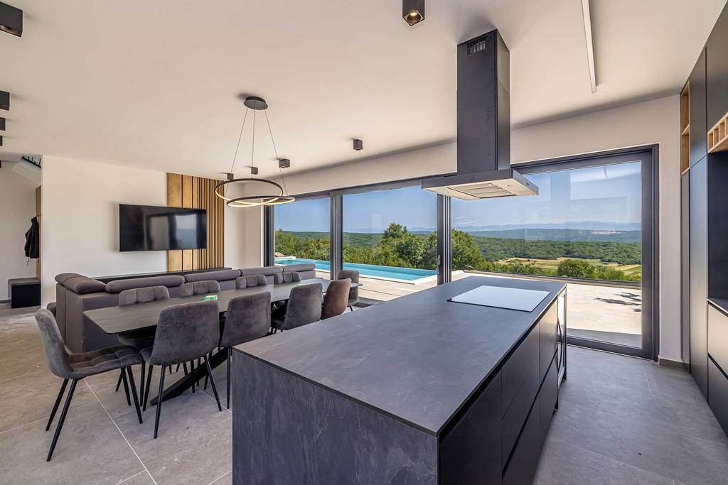4-Bedroom Villa with Heated Pool in Salatić