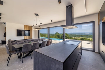 4-Bedroom Villa with Heated Pool in Salatić