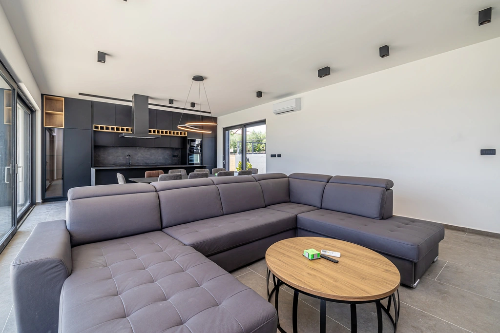 4-Bedroom Villa with Heated Pool in Salatić