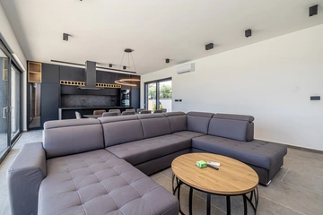 4-Bedroom Villa with Heated Pool in Salatić