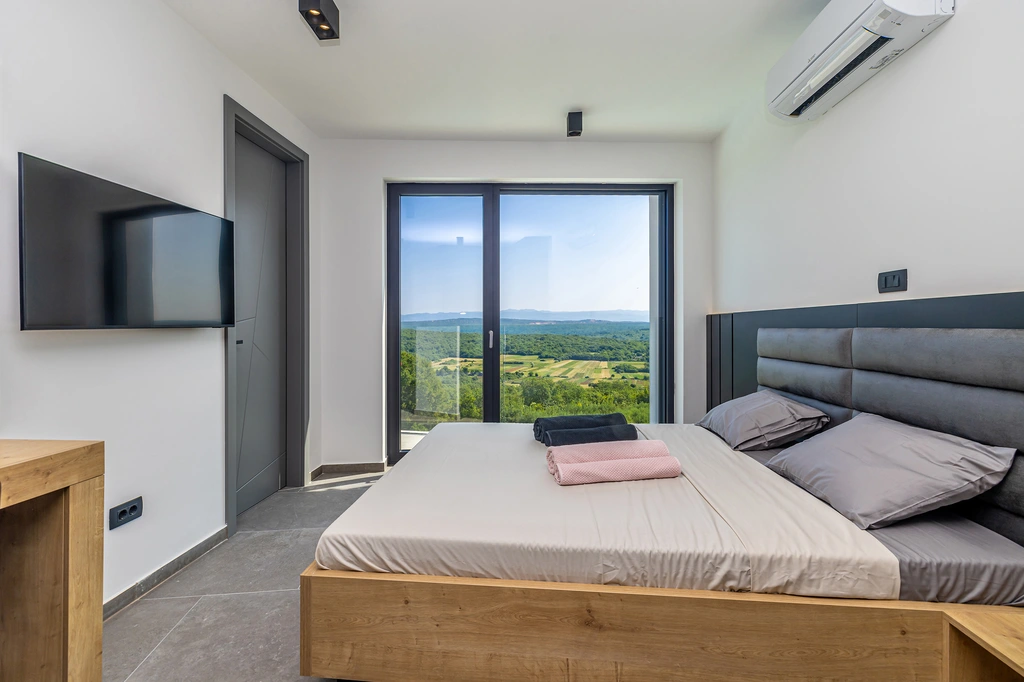 4-Bedroom Villa with Heated Pool in Salatić