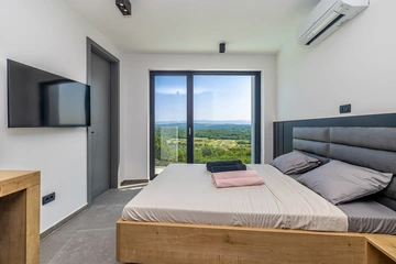 4-Bedroom Villa with Heated Pool in Salatić