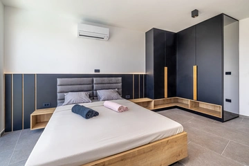 4-Bedroom Villa with Heated Pool in Salatić