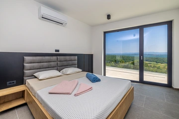 4-Bedroom Villa with Heated Pool in Salatić