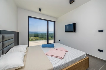 4-Bedroom Villa with Heated Pool in Salatić