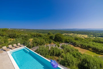 4-Bedroom Villa with Heated Pool in Salatić
