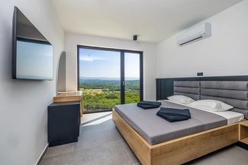 4-Bedroom Villa with Heated Pool in Salatić