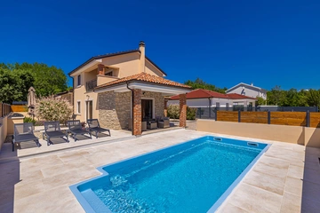 House with Private Pool in Pinezići