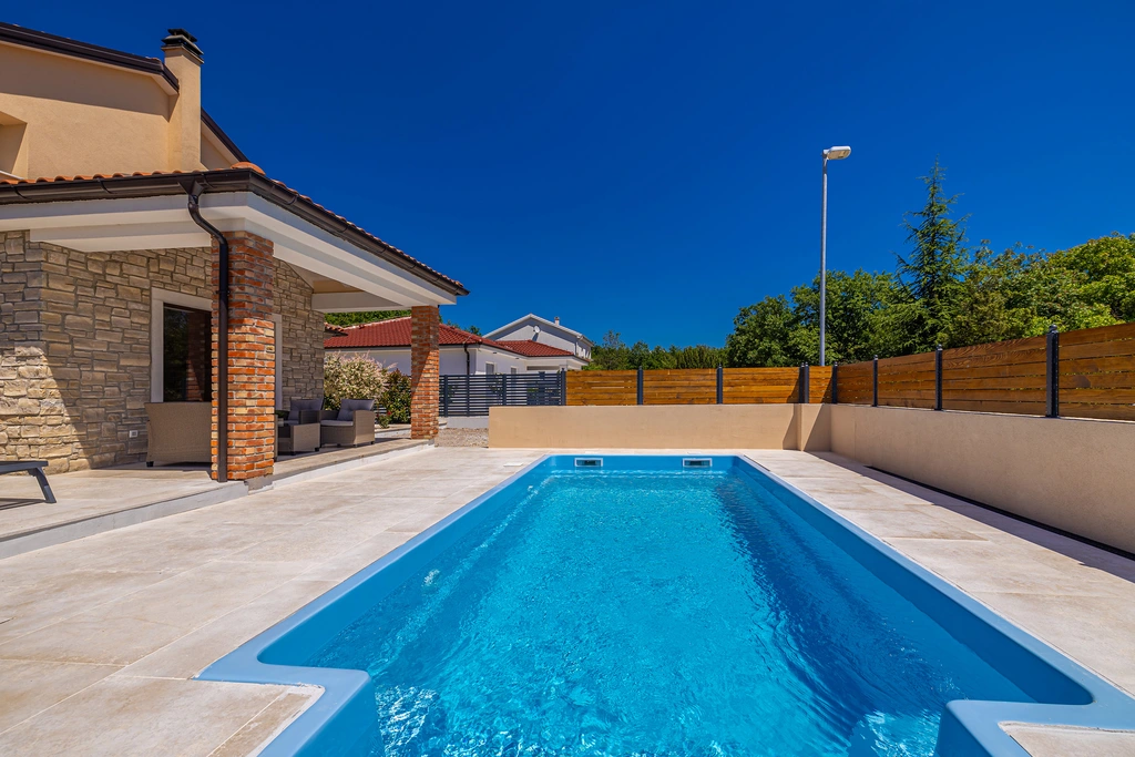 House with Private Pool in Pinezići