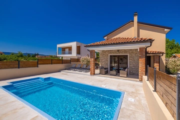 House with Private Pool in Pinezići