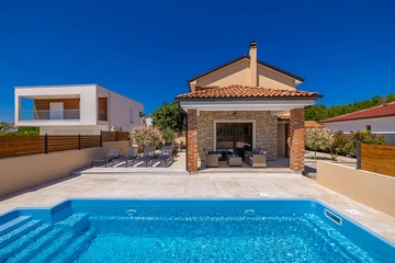 House with Private Pool in Pinezići